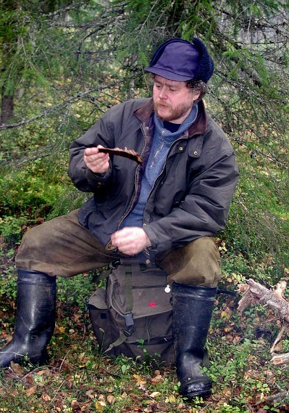 2004 v Ytre Damtjonn_8.jpg - Bernt serverte grilla elgribbe